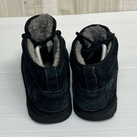 UGG Neumel Classic Fur Lined Suede Lace-Up Chukka Black Boots Size W8.5 M7 - Picture 3 of 8